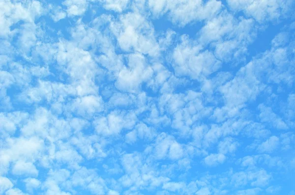 白い雲と青い空 — ストック写真