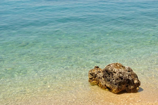 Bella spiaggia con grande pietra — Foto Stock