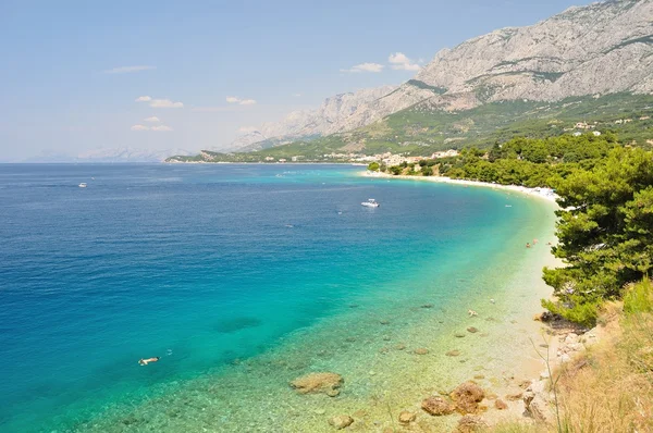 Kustlijn in tucepi met de berg Biokovo en de Adriatische Zee — Stockfoto