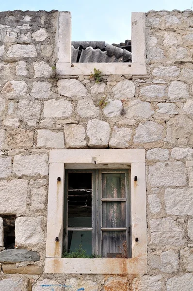 Parede de casa abandonada, danificada, velha com duas janelas — Fotografia de Stock