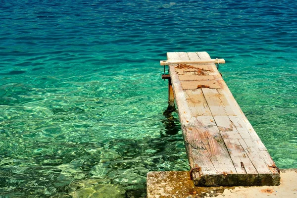 Molo di legno sul bellissimo mare adriatico — Foto Stock