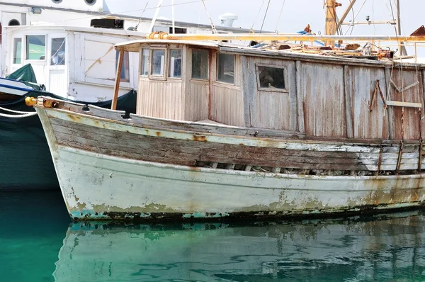 Altes verlassenes hölzernes Fischerboot im Hafen — Stockfoto