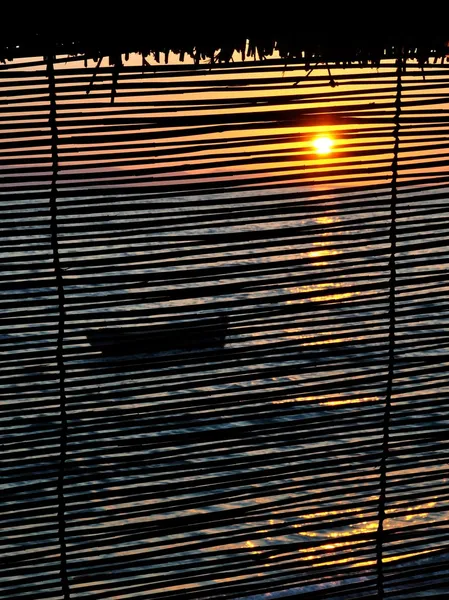 Лодка в море на закате — стоковое фото