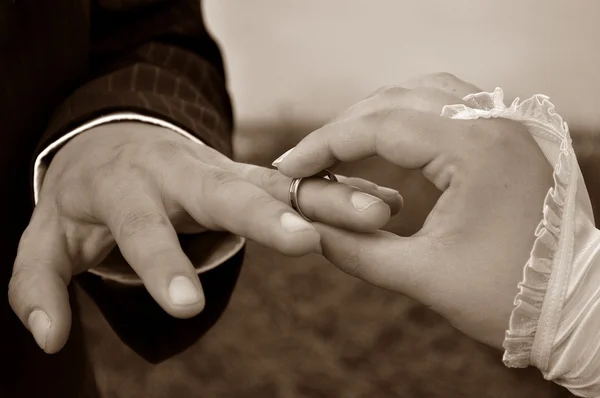 Trouwring aan de bruidegom vinger — Stockfoto