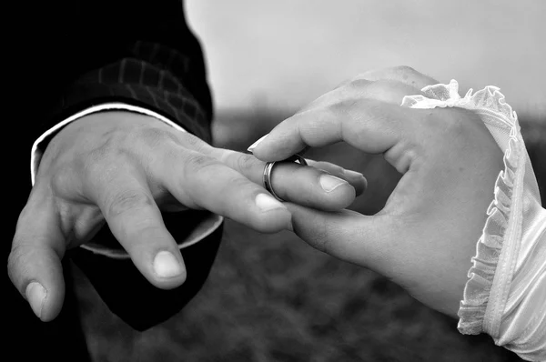 Обручальное кольцо на пальце жениха — стоковое фото