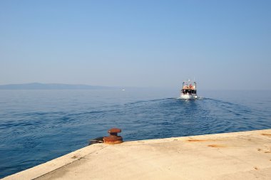 gemi limandan çıkış yapan.