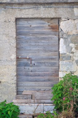 Bina eski, terk edilmiş, gri, ahşap kapı