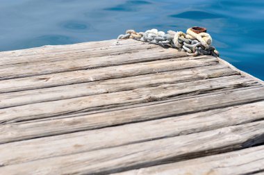 metal Zincirler ve demirleme baba ahşap iskele üzerinde
