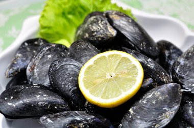 Dekoratif tabak lezzetli limon ile midye