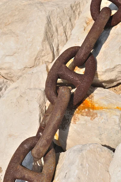 Detail view of old rusty ship chain on stone — Stock Photo, Image