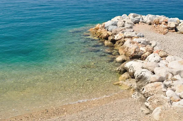 Hermosa playa con piedras en Podgora, Croacia —  Fotos de Stock