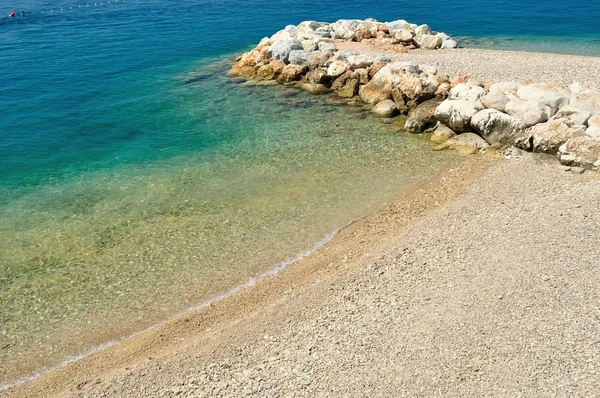 Schöner Strand mit Steinen auf Podgora, Kroatien — Stockfoto