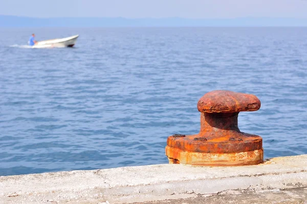 Bolardo de amarre viejo y oxidado en el puerto de Podgora, Croacia —  Fotos de Stock