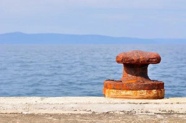 Bolardo de amarre viejo y oxidado en el puerto de Podgora, Croacia —  Fotos de Stock