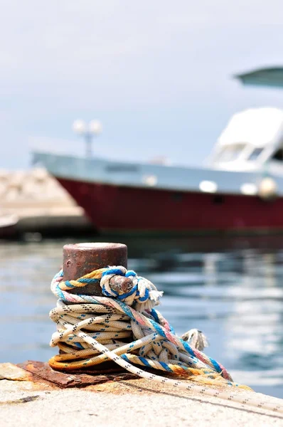 Marine rope on mooring bollard in port — Stock Photo, Image