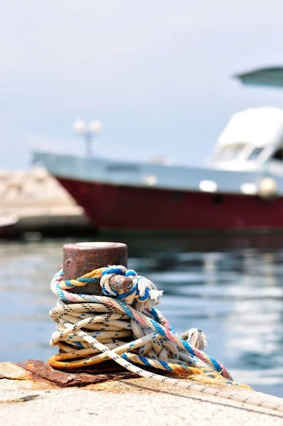 Mariene touw op aanmeren bolder in de haven — Stockfoto