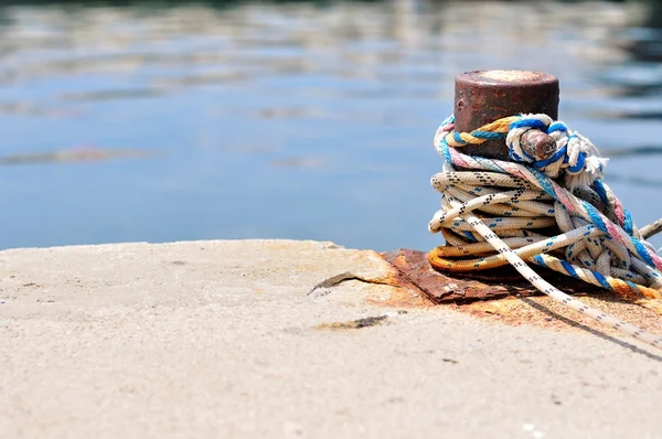 Mariene touw op aanmeren bolder in de haven Stockafbeelding
