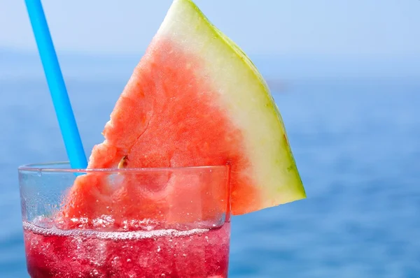 Färsk tropisk fruktsallad med vatten melon skiva på en strand Stockbild