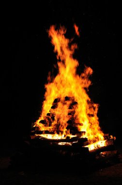 gece kamp ateşinin yüksek alevleri