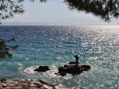 öğleden sonra podgora denizkızı heykeli. Hırvatistan