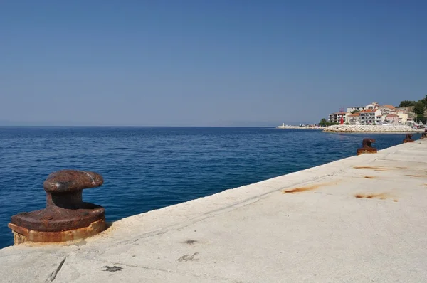Porto di Podgora in Croazia con mare all'orizzonte — Foto Stock