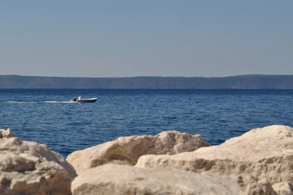 小船在亚德里亚海的人。podgora 克罗地亚 — 图库照片