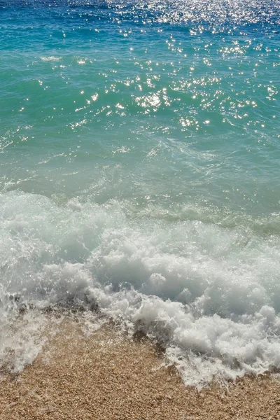 Onde sulla spiaggia. Podgora, Croazia — Foto Stock