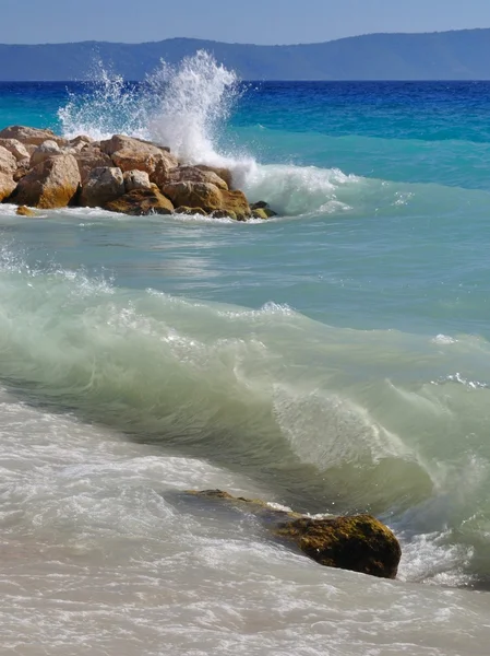 在美丽的沙滩上的波浪。podgora 克罗地亚 — 图库照片