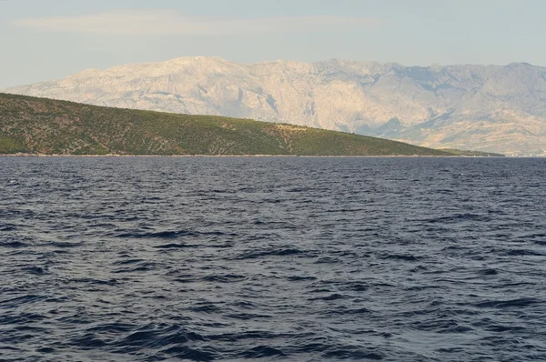 バック グラウンドで島ブラチ島と山 biokovo。クロアチア — ストック写真