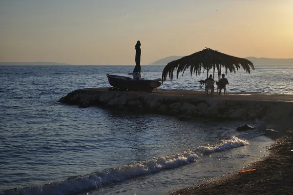 Spiaggia di Podgora con scogli, palme e barche. Croazia — Foto Stock