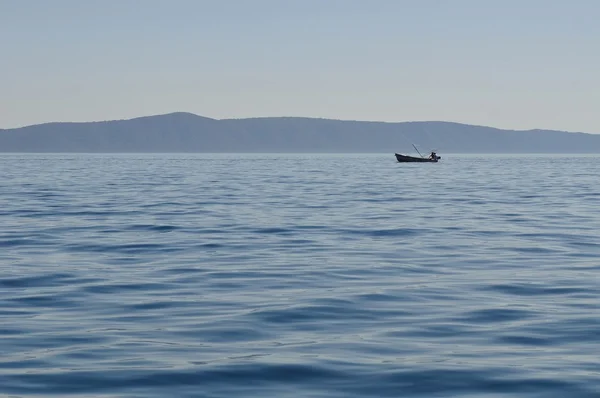 Man i båt på havet — Stockfoto