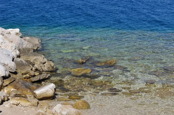 Bella spiaggia con grandi pietre a Podgora, Croazia — Foto Stock