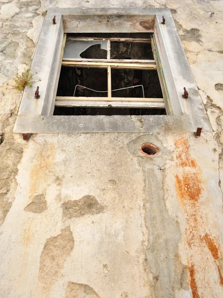 Wall of abandoned, damaged, old house with one window — Stock Photo, Image