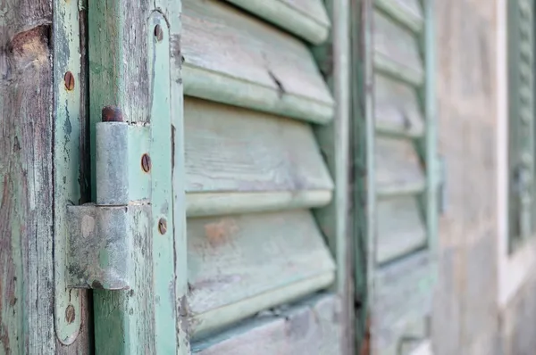 Detalhe do velho obturador de madeira fechado — Fotografia de Stock