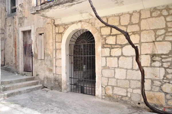 Porta medievale in ferro antico muro di pietra — Foto Stock