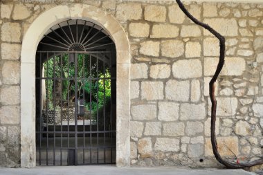 Ortaçağ Iron gate civarındaki antik taş duvar