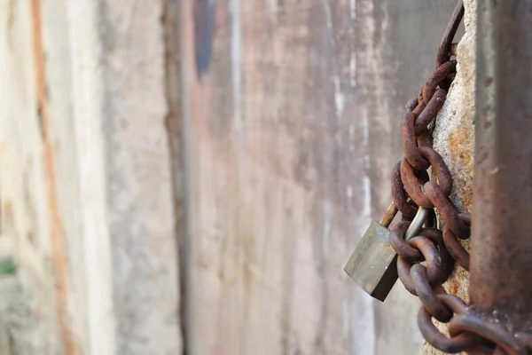 Rusty padlock and metal chain — Stock Photo, Image