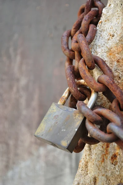 Rusty padlock and metal chain — Stock Photo, Image