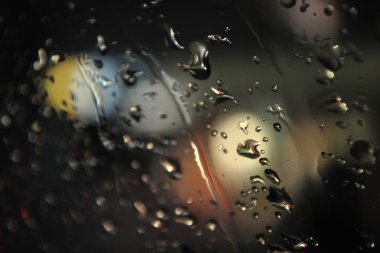 Pencereye su damlaları