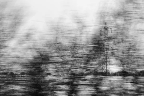 Schwarz-Weiß-Foto eines Strommasten — Stockfoto