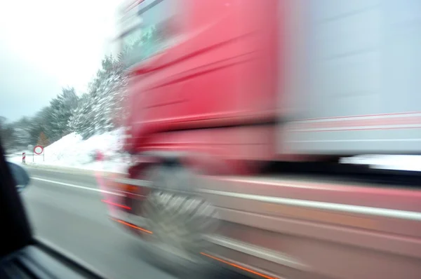 Snel bewegende rode vrachtwagen — Stockfoto