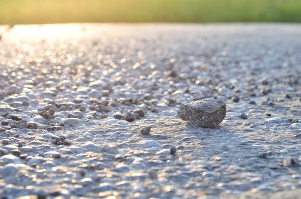 Un rocher sur asphalte — Photo