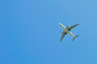 mavi gökyüzünde uçan büyük yolcu uçağı