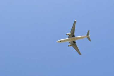 mavi gökyüzünde uçan büyük yolcu uçağı