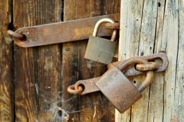 ahşap bir kapı kilitleme iki paslı asma kilit