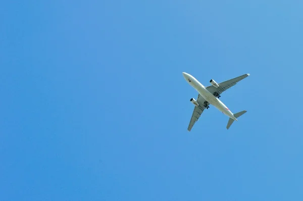 Duży samolot pasażerski samolot latający w błękitne niebo — Zdjęcie stockowe