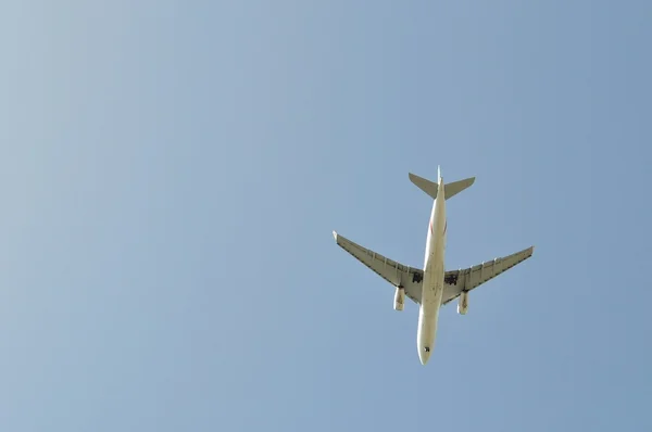 Большой пассажирский самолет, летящий в голубом небе — стоковое фото