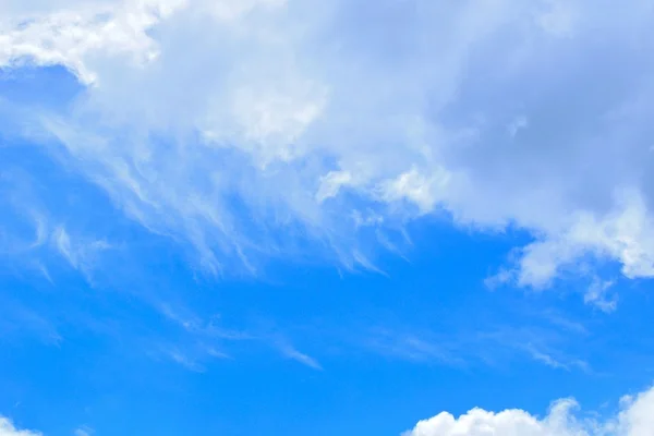 白い雲と青い空 — ストック写真