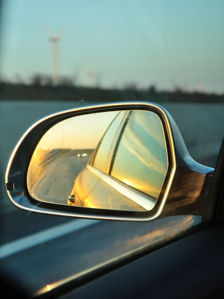 กระจกมองหลังด้านซ้ายของรถ — ภาพถ่ายสต็อก
