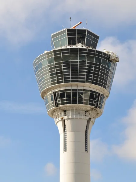 Башня управления в аэропорту Мюнхена, Германия — стоковое фото